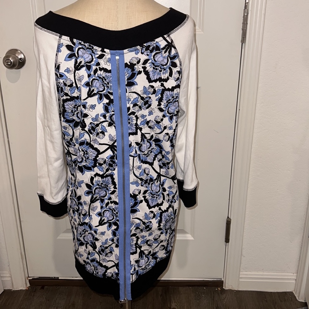 📌Chico's Zenergy floral print zipper black/blue/white tunic top size 1